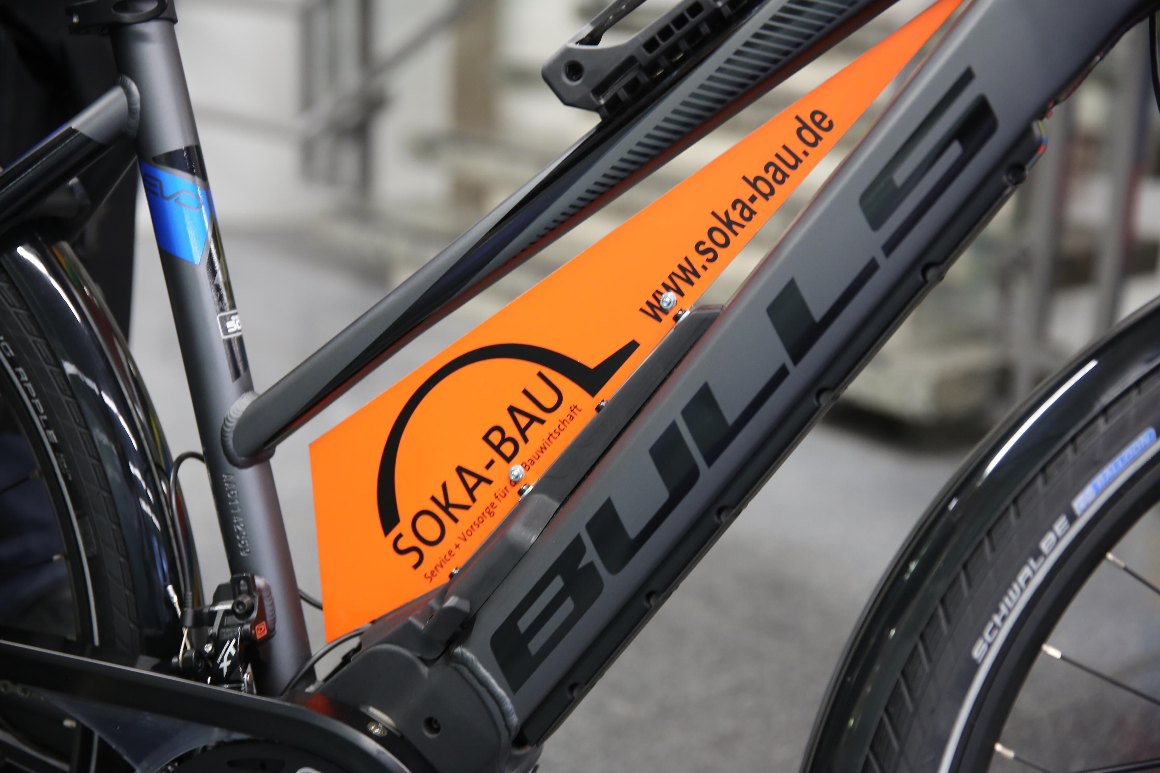 Rahmen eines E-Bikes mit Aufschrift "SOKA-Bau"