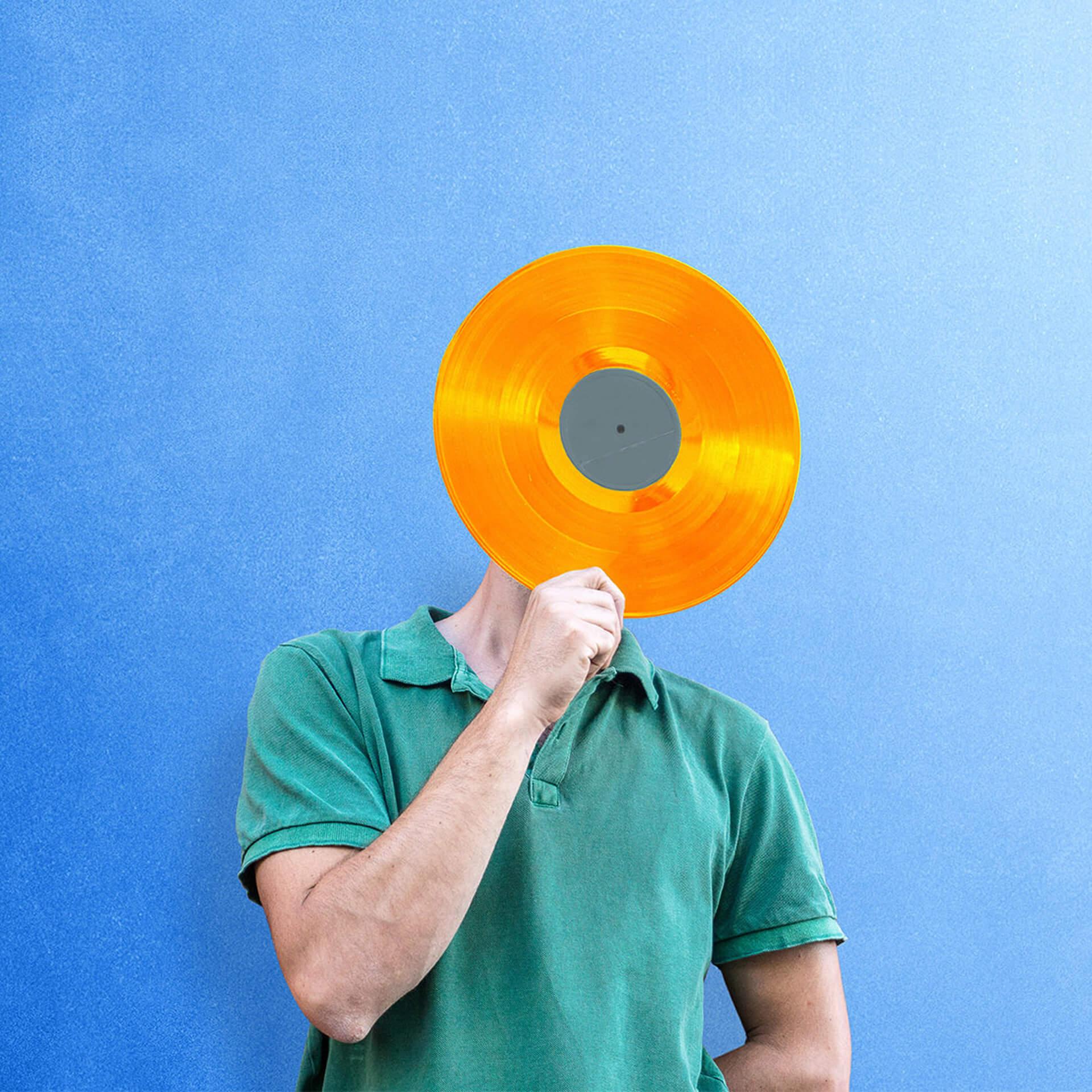 Menschlicher Körper und Hand mit orangener Schallplatte und S-Buchstaben vor blauem Hintergrund