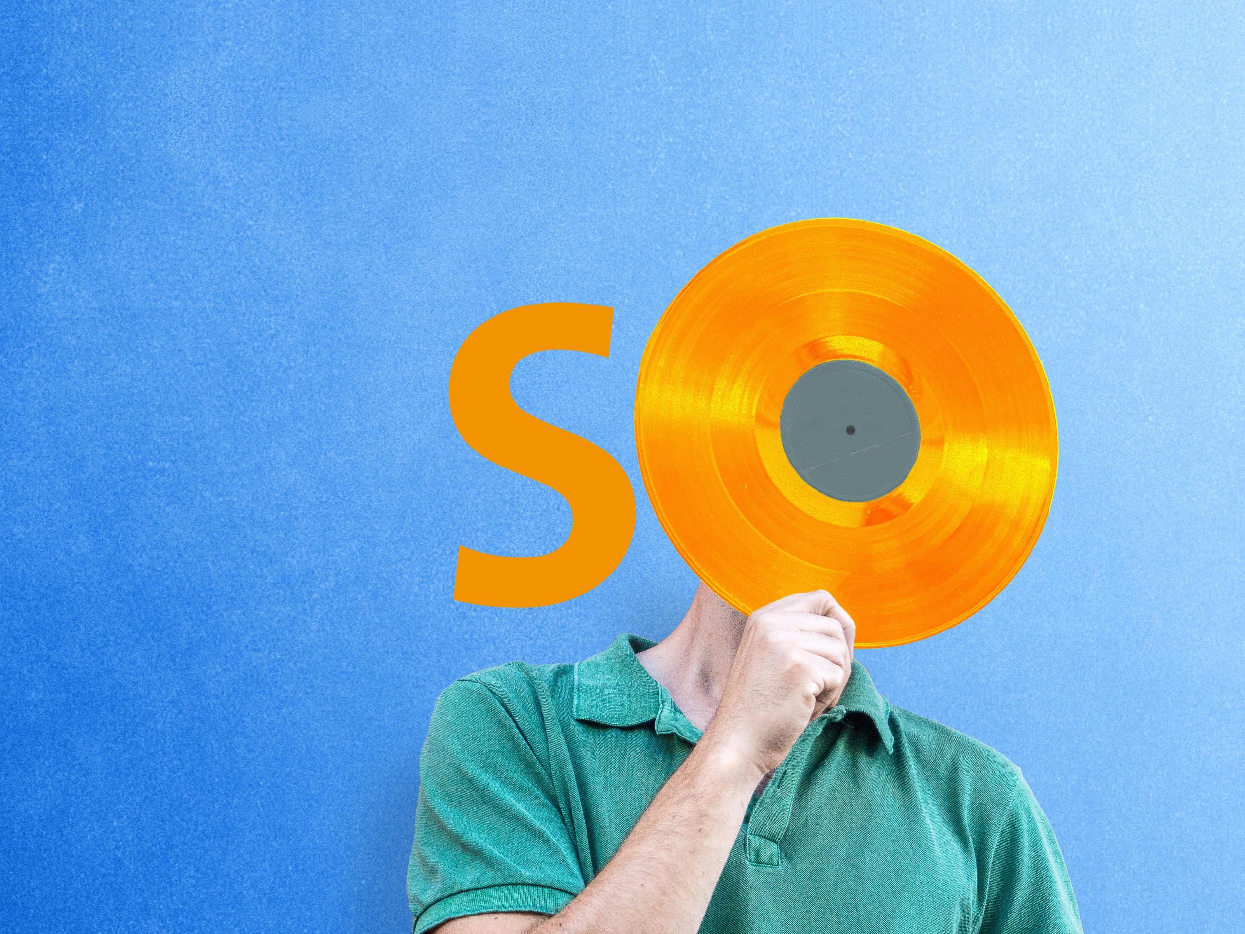Menschlicher Körper mit orangener, O-förmiger Schallplatte in der Hand und S-Buchstaben vor blauem Hintergrund